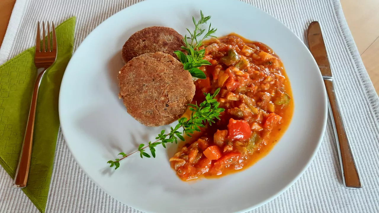 Getreidelaibchen mit Gemüsesugo