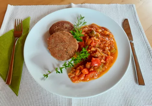 Getreidelaibchen mit Gemüsesugo