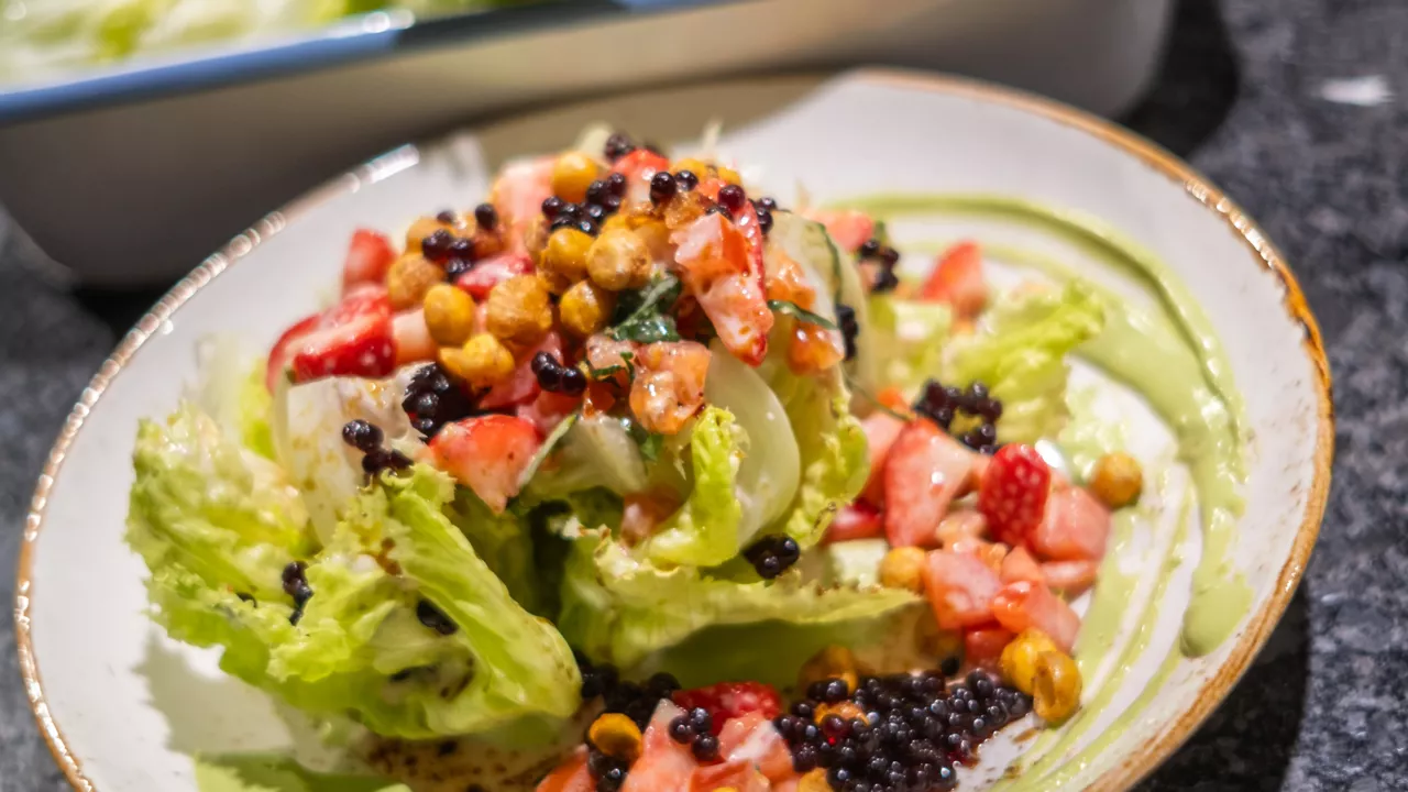 Grazer Krauthäuptel mit Erdbeer-Paradeiser-Vinaigrette und gepufften Kichererbsen