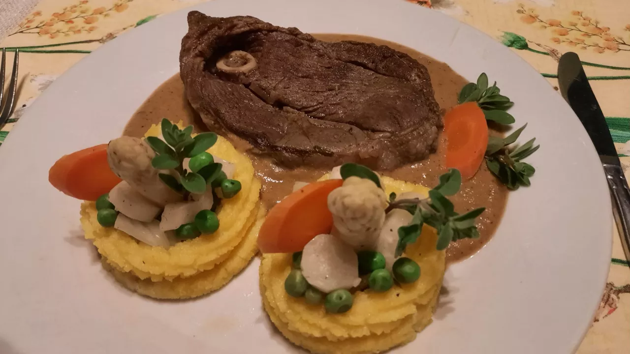 Osso Buco vom Lamm mit Polenta-Spargel-Körbchen