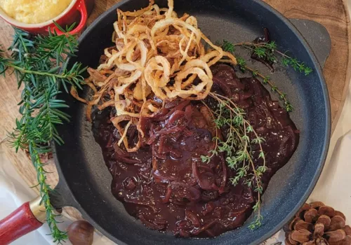 Wildschweinmedaillons mit Röstwiebeln dazu Polenta