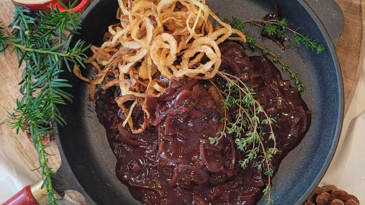 Wildschweinmedaillons mit Röstwiebeln dazu Polenta