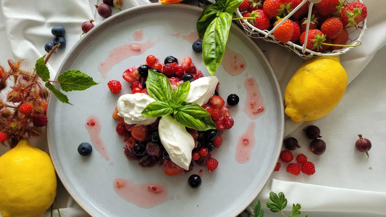 Beerensalat mit Ziegenkäse