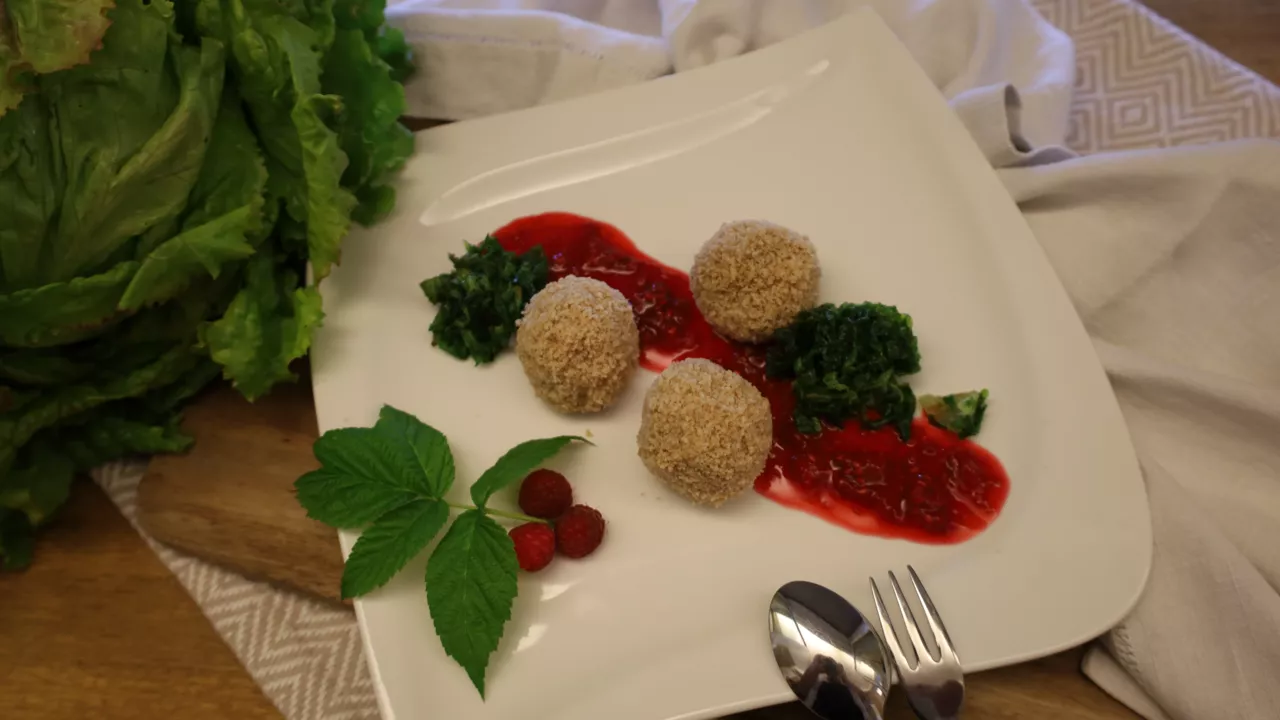 Topfenknödel mit Himbeersoße und Grazer Krauthäuptel