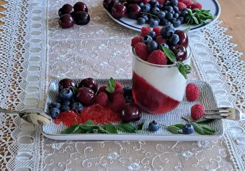 Fruchtiges Grießkoch im Glas